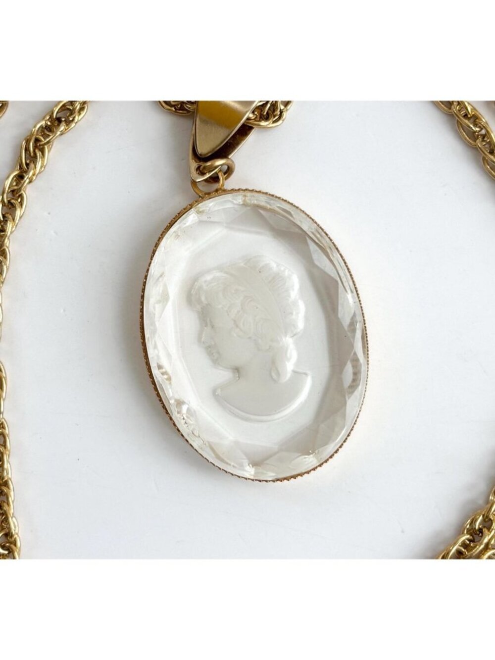 Intaglio Lucite Carved Cameo Gold Toned Wheat Chain Vintage Pendant Necklace